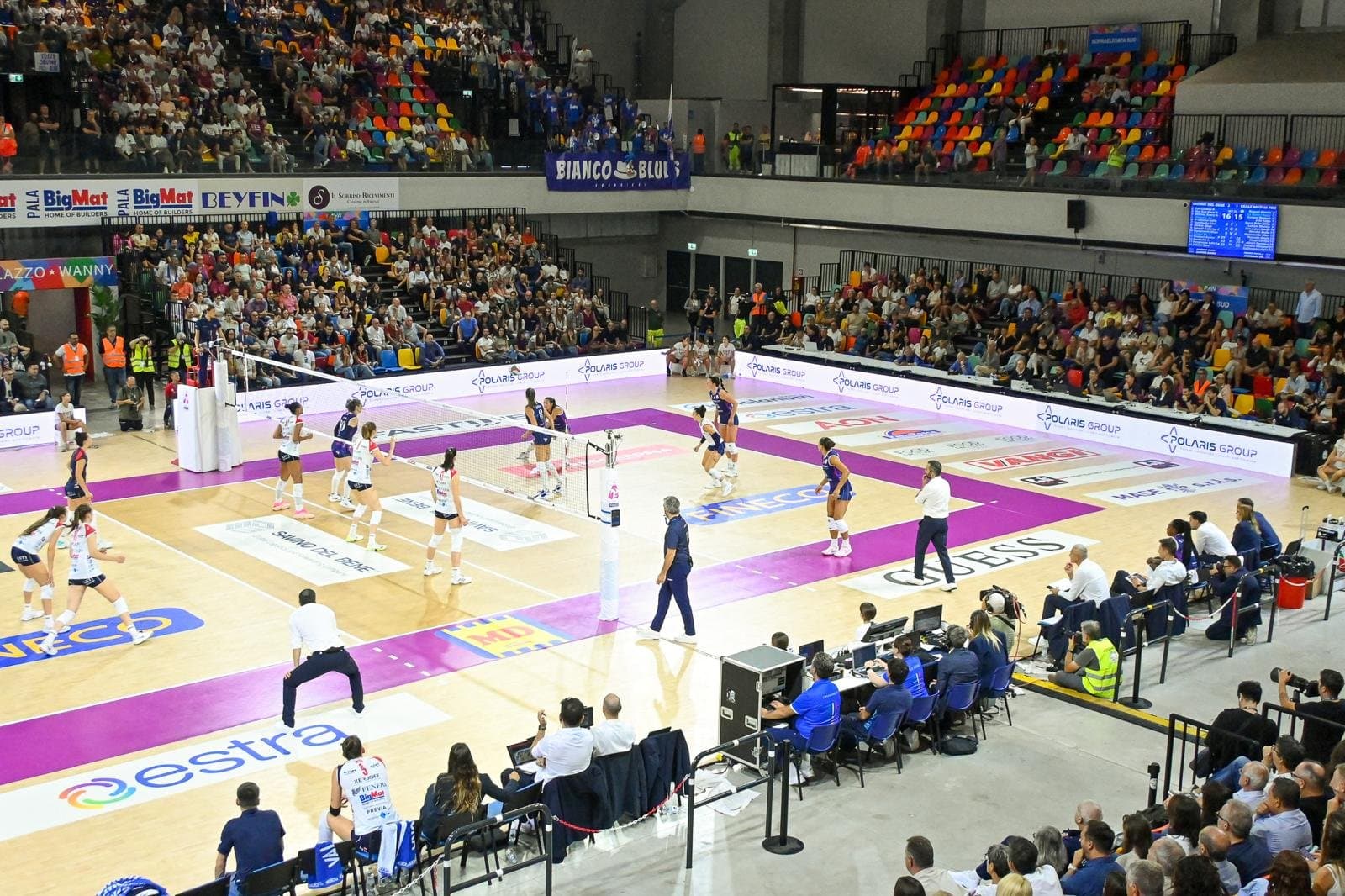 Polaris Group a bordo campo durante una partita della Savino Del Bene Volley
